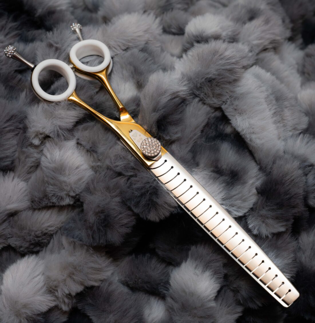 Conductor Blenders create smooth transitions and polished finishes. Professional dog grooming blending shears built for comfort, control, and daily use.